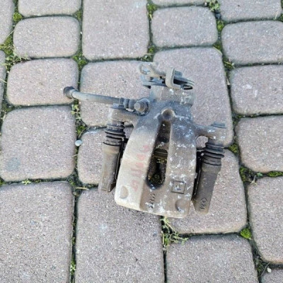 Zacisk hamulcowy hamulca tył tylny hamulcowy lewy jarzmo Opel Adam