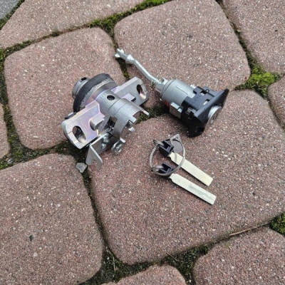 Wkładka zamka kluczyk bagażnika drzwi Toyota Camry VIII XV70