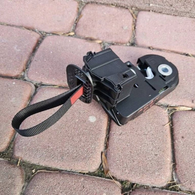 Zamek mechanizm tył tylny kanapy prawy Opel Adam 13382105