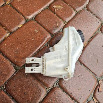 Zbiorniczek płynu hamulcowego ABS serwa Opel Adam 0204800171