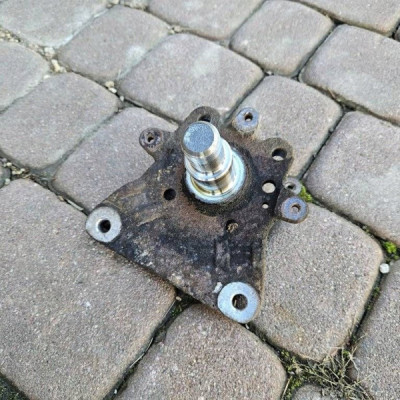 Trzpień uchwyt mocowanie piasty tył lewy Opel Adam 067L