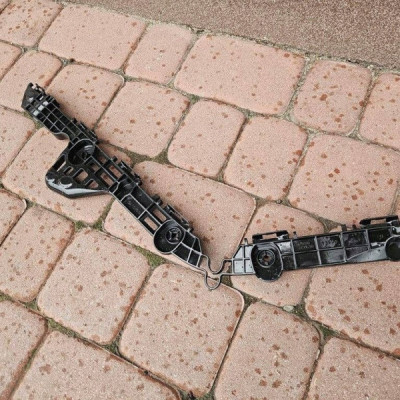 Ślizg mocowanie tył tylny lewy zderzaka Toyota Camry VIII XV70 52576-33130