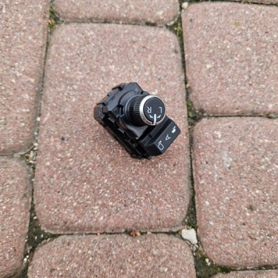 Przełącznik sterowania lusterek składanych szyb Toyota Camry VIII XV70