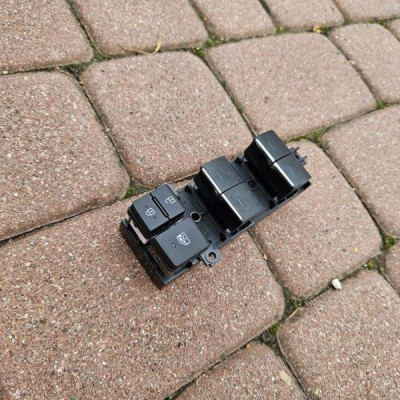 Przełącznik podnoszenia szyb sterowania Toyota Camry VIII XV70 84040-12240