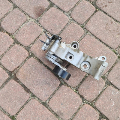 Łapa wspornik rolka 1.7CDTI Opel Mokka 55565570