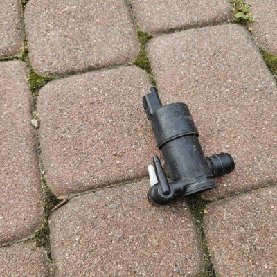 Pompka zbiorniczka spryskiwaczy szyby Opel Corsa F 9825893480