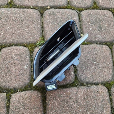 Kratka boczna lewa nawiewu nadmuchu dekor listwa Opel Corsa F 98296384VC