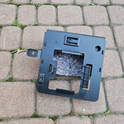 Uchwyt mocowanie wspornik kratki wentylacyjnej lew Opel Corsa F 9825051180