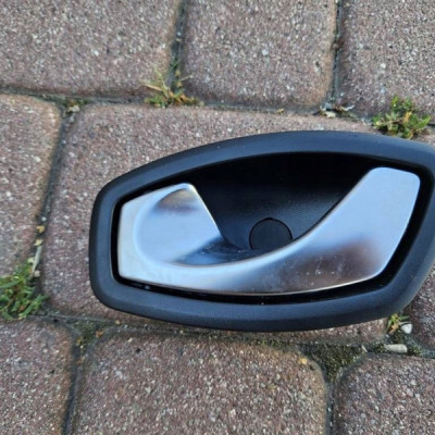 Klamka drzwi wewnętrzna lewa chrom Trafic Clio Renault Zoe 806700006R
