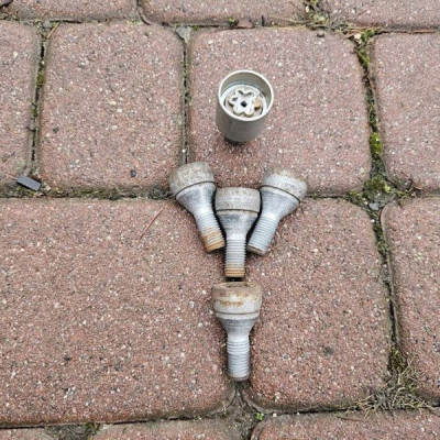 Śruba zabezpieczająca kół złodziejka klucz Renault Zoe