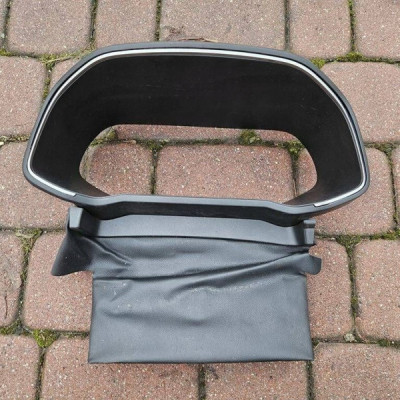 Obudowa osłona licznika zegarów Angielskie Renault Zoe 682408690R