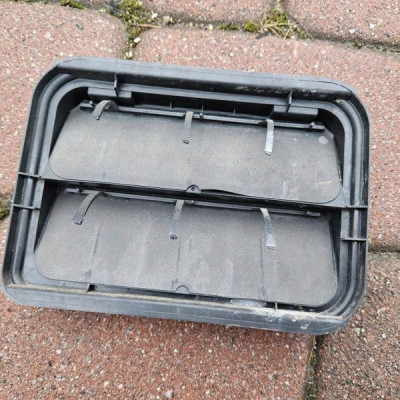 Kratka wentylacyjna dekompresyjna tył tylna zderzaka Renault Zoe 7700838358