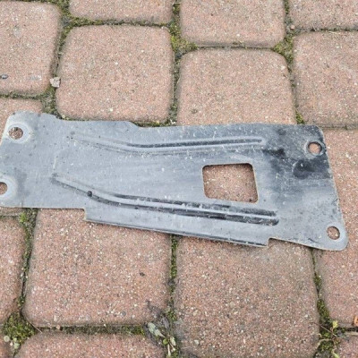 Obudowa osłona blacha wspornik zawieszenia Renault Zoe 751F31927R