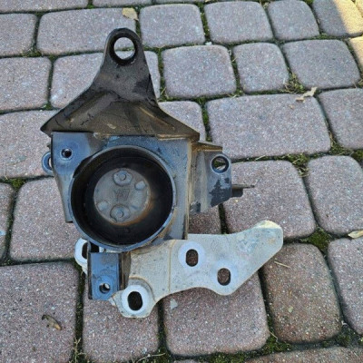 Łapa mocowanie silnika 1.5i 1.5b skrzyni Toyota Corolla E210 E21 Y7