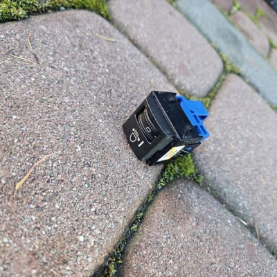 Przycisk przełącznik podnoszenia świateł Toyota Corolla E210 E21 680-0