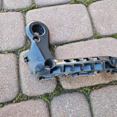 Uchwyt ślizg zderzak przód prawy Toyota Corolla E210 E21 52115-02490