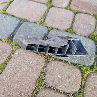 Ślizg zderzaka tył sedan prawy mocowan Toyota Corolla E210 E21 52562-02310