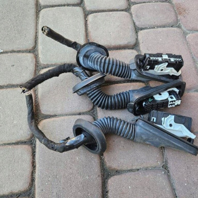 Kostka obcięta drzwi przód przednich wychodząca z drzwi Opel Insignia B