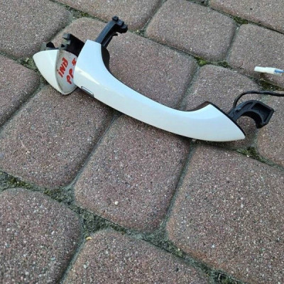 Klamka drzwi przód przednia PRAWA Z40R KEYLESS biała Opel Insignia B