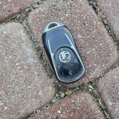 Obudowa kluczyka używana UK z mocowanie grota Opel Insignia B