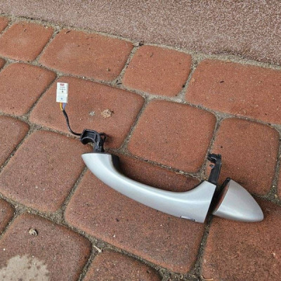 Klamka drzwi przód przednia prawa Z176 KEYLESS srebrna Opel Insignia B