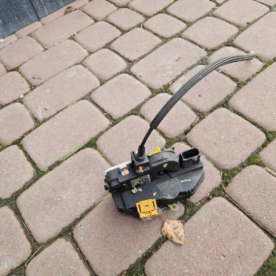 Zamek drzwi przód przednich lewych EUROPA ozn. HK Opel Insignia A 13579522