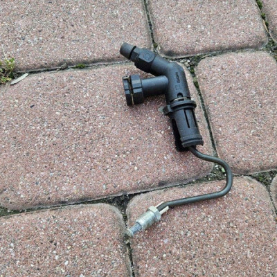 Przewód hydrauliczny odpowietrznik sprzęgła skrzyn Opel Insignia A 55563644