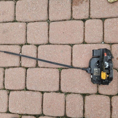 Zamek drzwi przód przednich lewych HY - Wersja UK Opel Insignia A 13579518