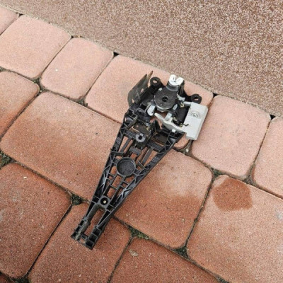 Uchwyt mocowanie podstawa klamki lewa przednia EU Opel Insignia A