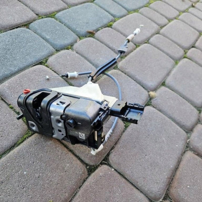 Zamek drzwi tył tylny lewy EUROPA Peugeot 208 Opel Corsa F PSA444130