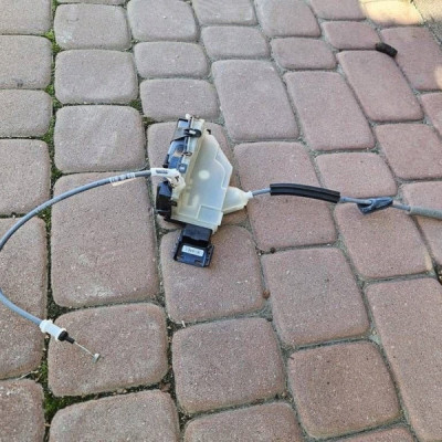 Zamek drzwi przód przedni prawy EUROPA Opel Corsa F PSA444121