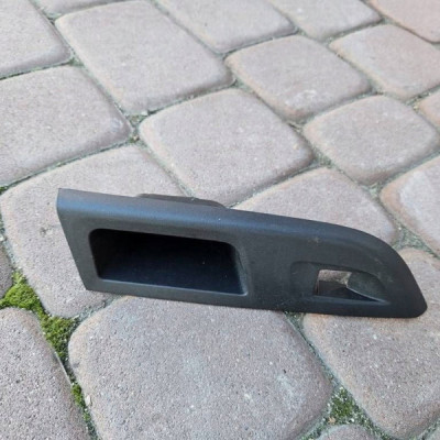 Obudowa osłona przełącznika szyb prawy tył boczka Opel Corsa F 39176137