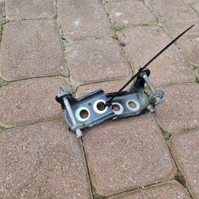 Zawias zawiasy drzwi tył tylnych lewych KTV Opel Corsa F