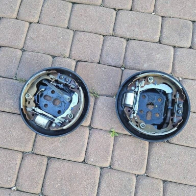 Bębny hamulcowe tył tylne hamulca szczęki komplet Opel Corsa F 00424213557