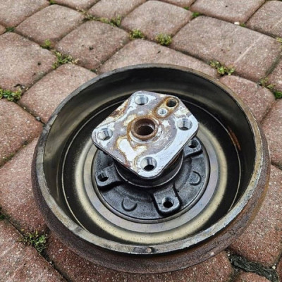 Piasta łożysko bębnów tył tylny koła Opel Corsa F