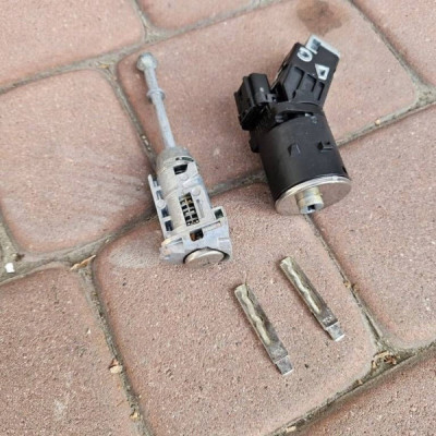 Stacyjka + wkładka zamka + 2 kluczyki bębenek Opel Corsa F