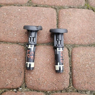 Uchwyty uchwyty prowadnice zagłówka fotela przód Opel Corsa F 9818615777