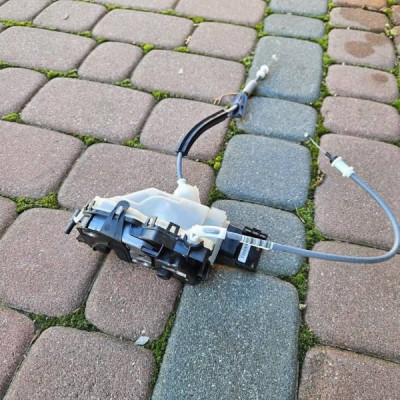 Zamek drzwi tył tylnych prawych EUROPA Peugeot 208 Opel Corsa F PSA444128