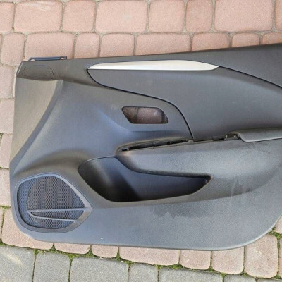 Boczek tapicerka drzwi przód przedni prawy skóra EU Opel Corsa F 93476749