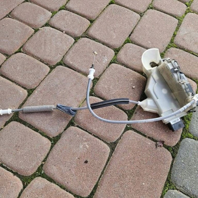 Zamek drzwi przód przedni lewy EUROPA Peugeot 208 Opel Corsa F PSA444122