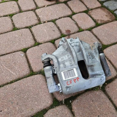 Zacisk przód przedni prawy jarzmo Peugeot 208 Opel Corsa F 9824168880