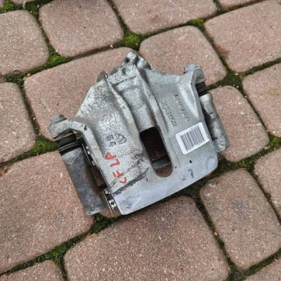 Zacisk przód przedni lewy jarzmo Peugeot 208 Opel Corsa F 9824168280