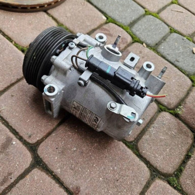 Kompresor sprężarka klimatyzacji 1.2 1.2VTI Opel Corsa F 9827596080