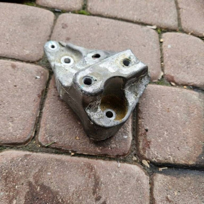 Łapa wspornik mocowanie skrzyni biegów 1.2i 1.2VTI Opel Corsa F 9824322080