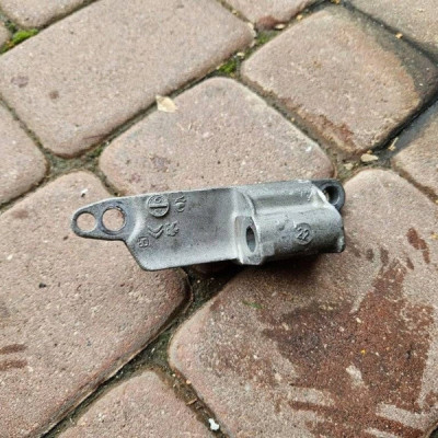 Uchwyt mocowanie alternatora 1.2 1.2VTI wspornik Opel Corsa F 9812038580