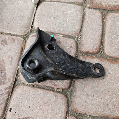 Uchwyt mocowanie wspornik skrzyni sanek łapa Opel Corsa F 9824123980