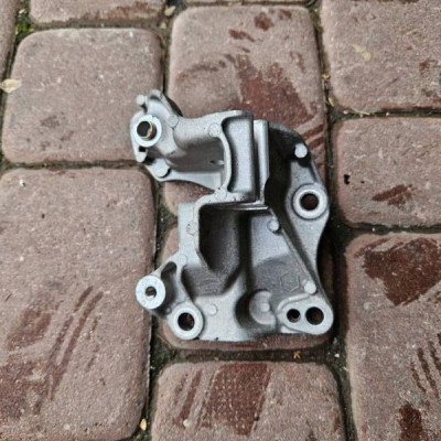 Łapa mocowanie wspornik alternatora 1.2 1.2VTI Opel Corsa F 9812038180