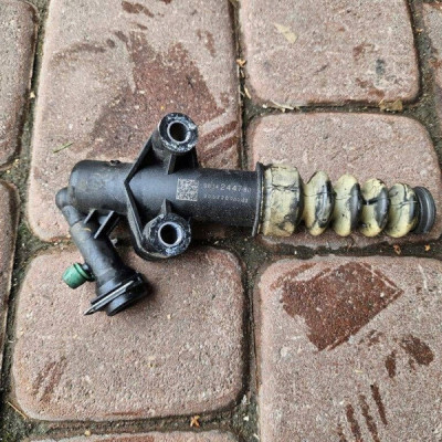 Pompka sprzęgła wysprzęglik skrzyni biegów Opel Corsa F 9824244780