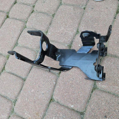 Uchwyt mocowanie wspornik ABS pompy hamulcowej Opel Corsa F 9824447480