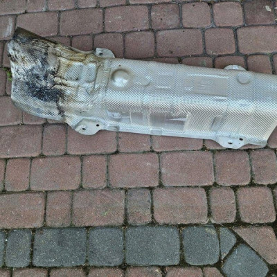 Obudowa osłona termiczna wydechu tunelu Peugeot 208 Opel Corsa F 9824310880